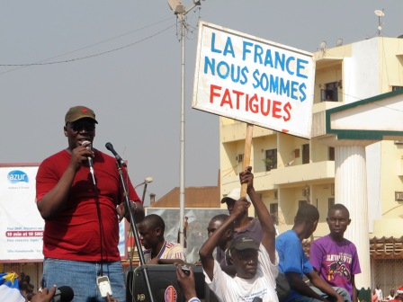 Marche à Bangui, le drapeau français et de l’U.E retirés au centre ville.
