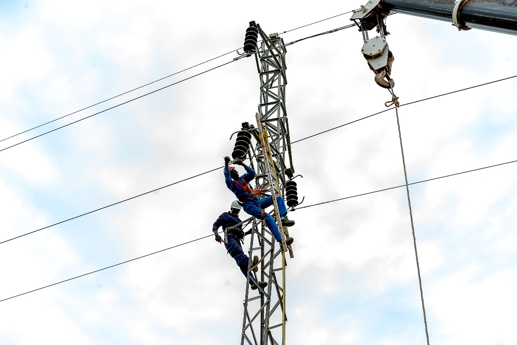 Bangui : liesse populaire à Kaga-Mangoulou après l’installation d’un nouveau transformateur par l’Enerca