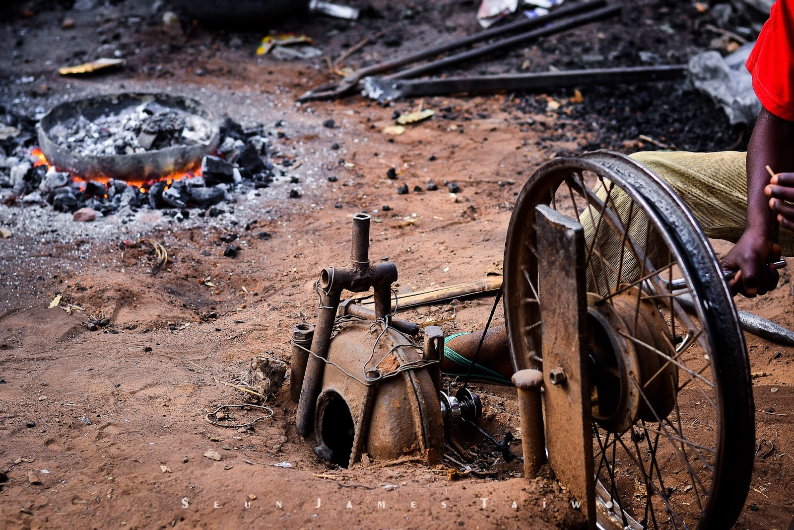Mbaïki :  le métier de forgeron, dernier rempart des jeunes désœuvrés