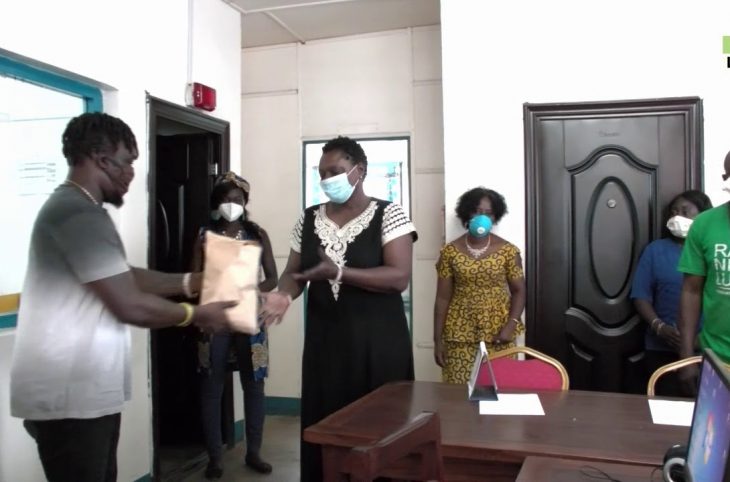 L'artiste musicien Ozaguin OZ appuie Radio Ndeke Luka dans la lutte contre le Covid-19