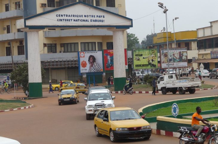 La population du village Linga contre l'arnaque par voie de téléphone