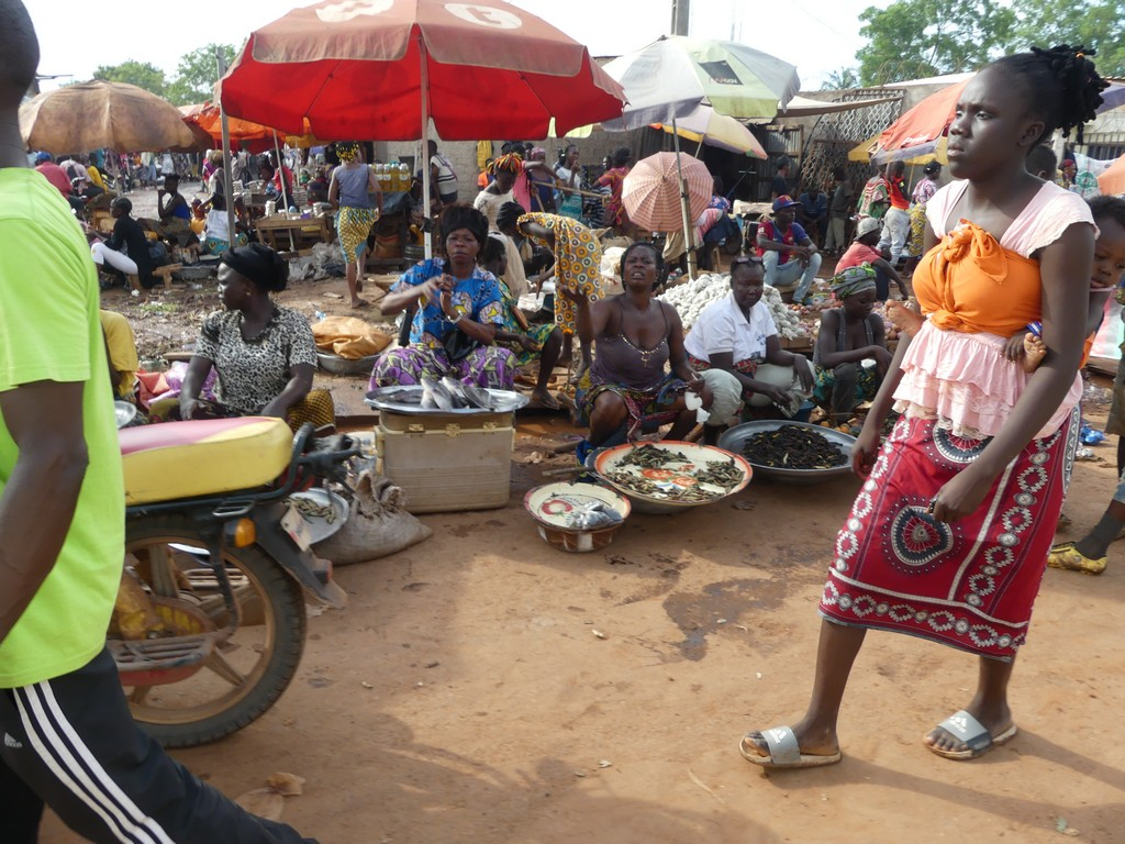RCA : Deux députés sensibilisent les commerçants du marché Combattant