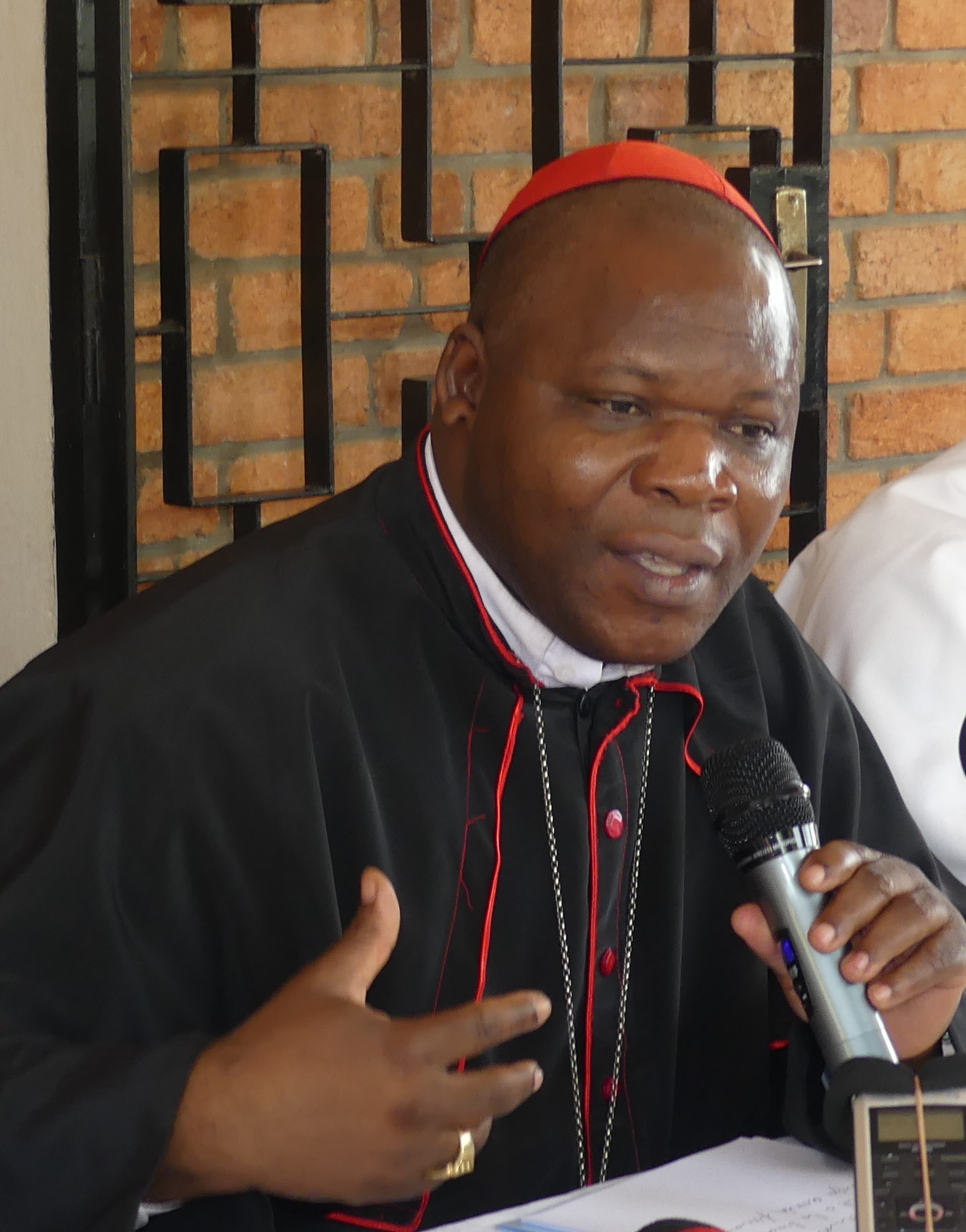 Le Cardinal Dieudonné Nzapalaïnga dénonce les conditions de vie à l’intérieur du pays.