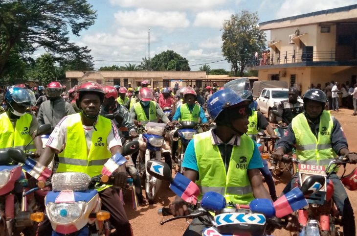Bangui: le Président Touadera remet des gilets et casques de protection aux conducteurs de mototaxis