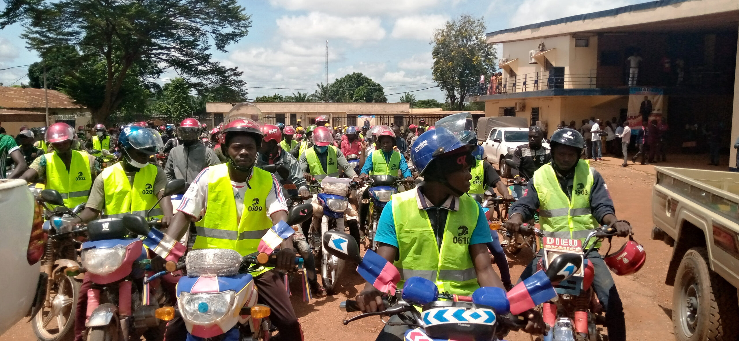 Bangui: le Président Touadera remet des gilets et casques de protection aux conducteurs de mototaxis