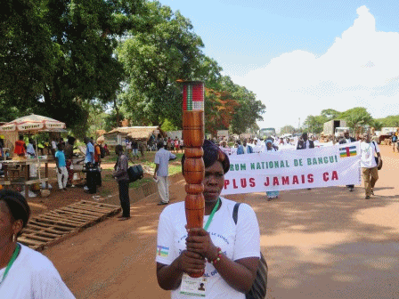 Une flamme de la paix pour approuver les travaux du Forum de Bangui