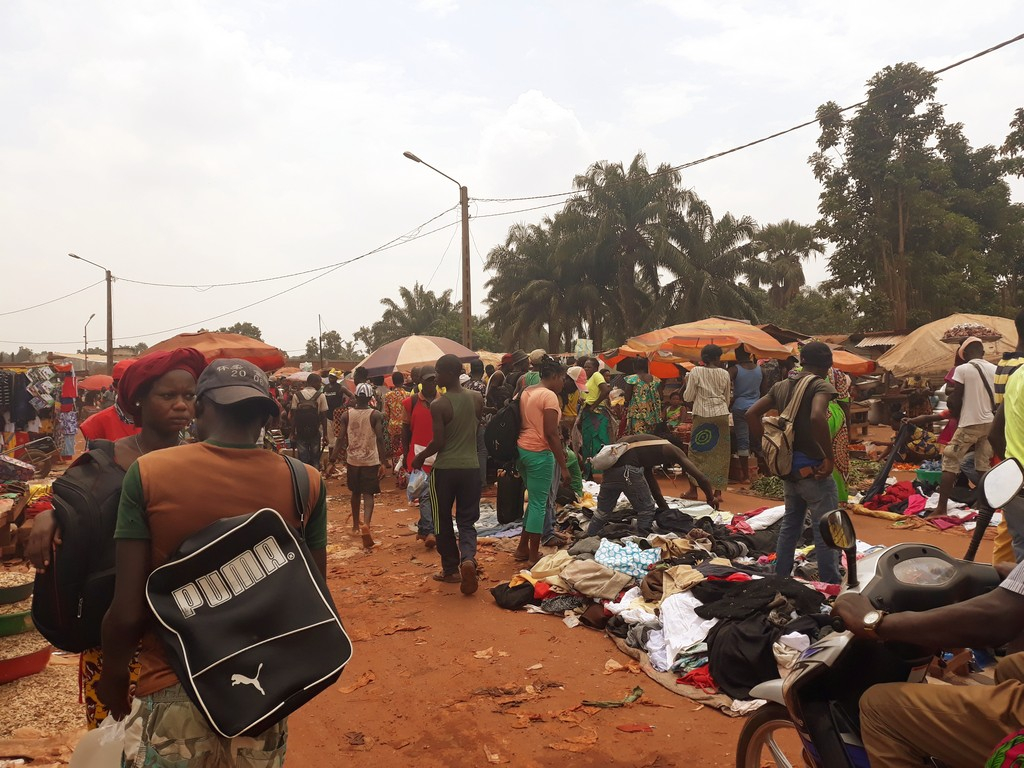 Bangui : Marché Pétévo déporté en pleine chaussée, bloque la circulation sur l’Avenue CEMAC