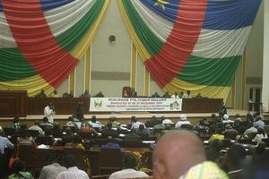 Le parlement désormais au complet. 76 députés KNK sur 105. L’opposition absente