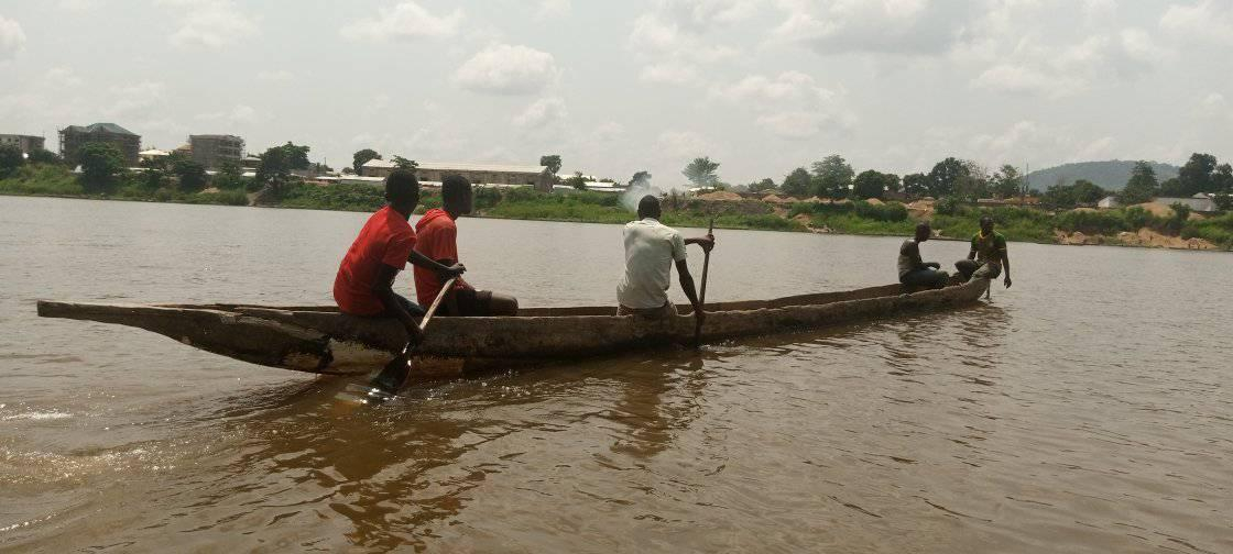 Bangui: à la découverte « des taximen de la rivière » sur l’Oubangui