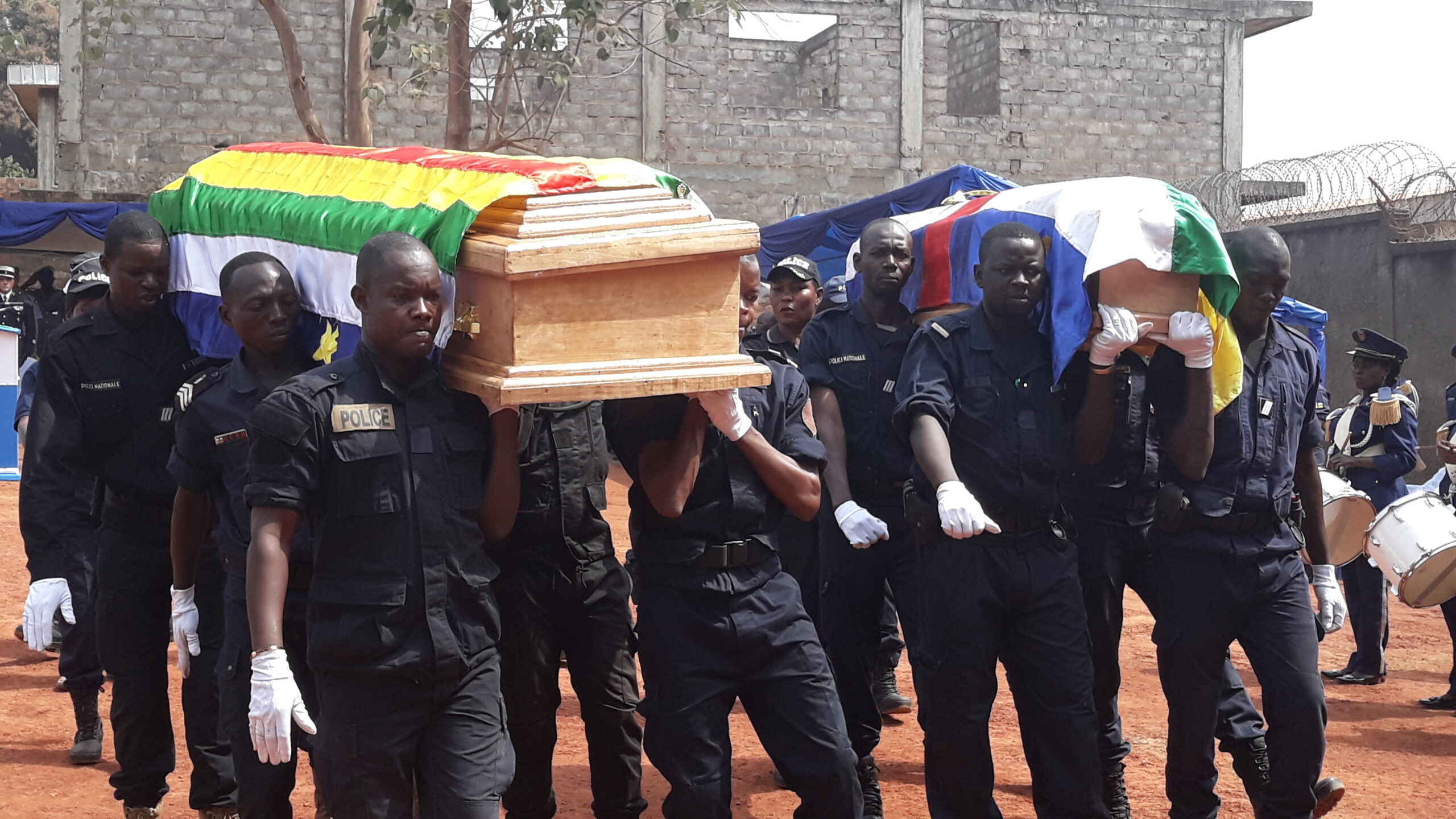 La République rend hommage aux deux policiers tombés au front à Bambari