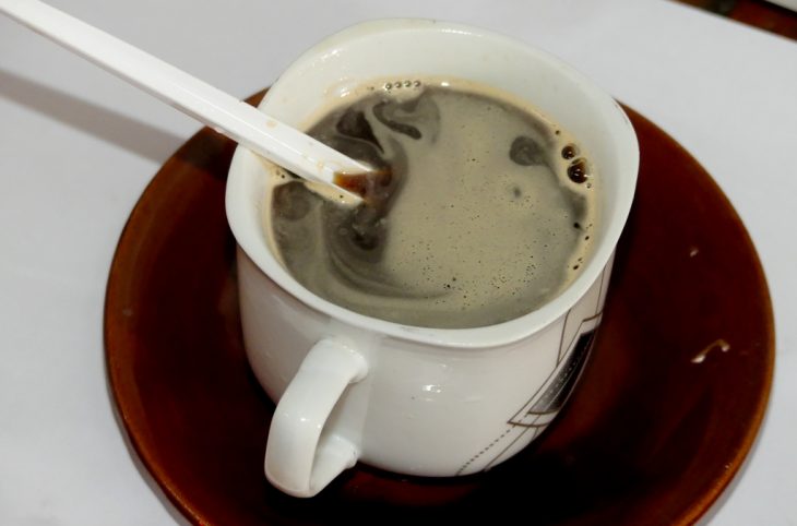FAUX, l’OMS n’a pas certifié une étude qui soutient que « la prise du café réduit le risque d’infection au Covid-19 »