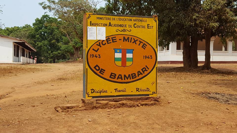 Bambari : face à la déliquescence du secteur éducatif, des élèves du lycée moderne s’auto-forment