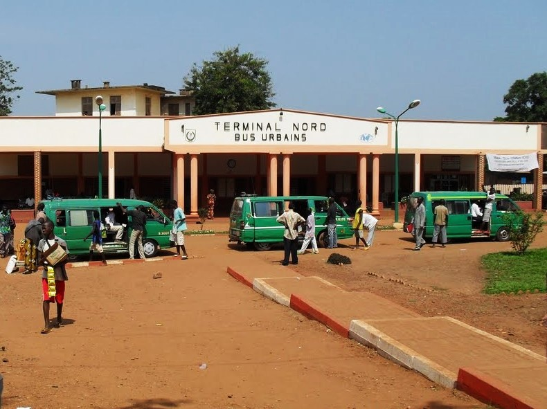 Bangui : le sectionnement des axes par les conducteurs de taxis et bus inquiète les passagers