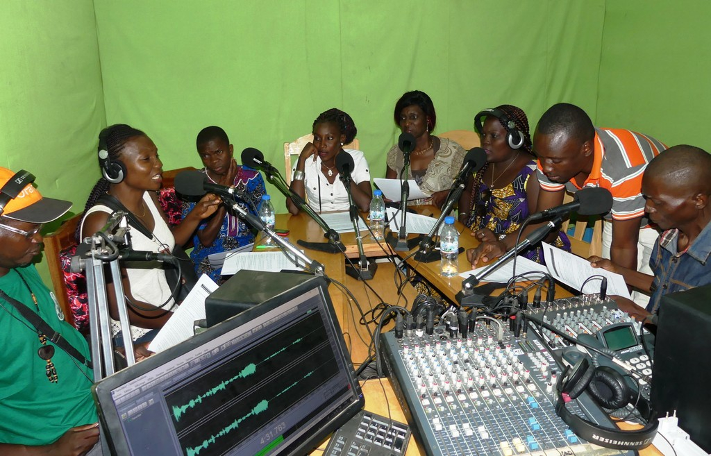 La Troupe Linga Théâtre interpelle sur la vente des aliments avariés et médicaments périmés
