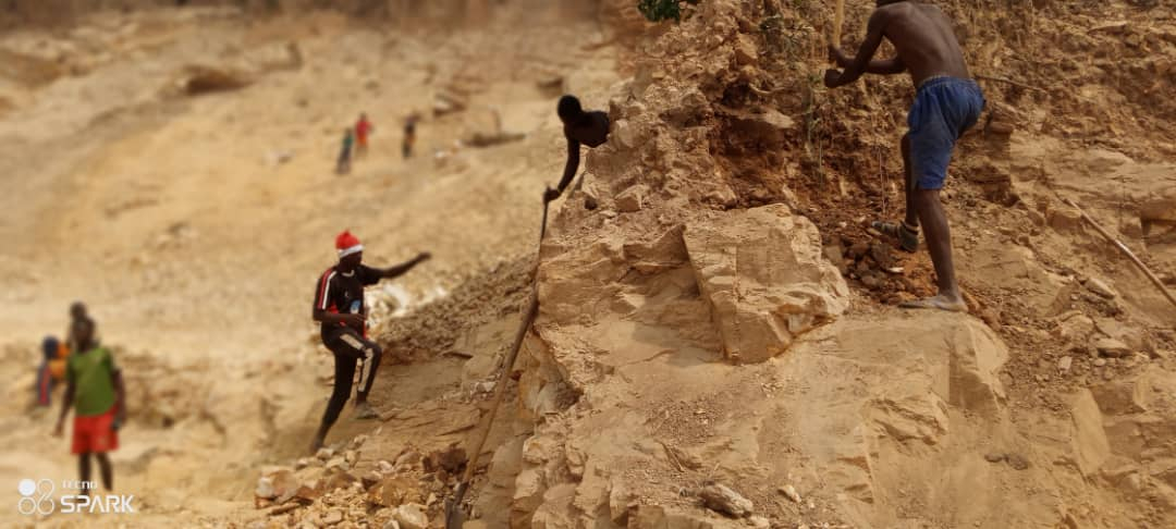 Bangui : le concassage, une activité qui attire d’avantage de jeunes du 7e arr.
