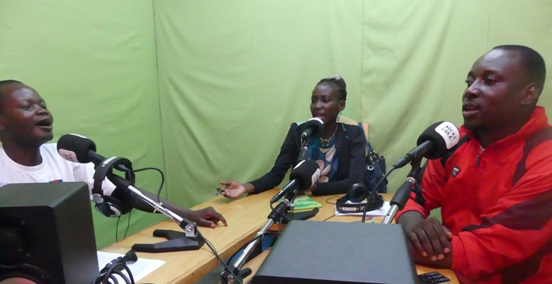 Les comédiens du village Linga sensibilisent sur le suivi des enfants scolarisés