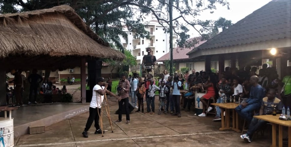 Culture : Bad Beach Man à l’assaut pour aider des personnes vivant avec un handicap