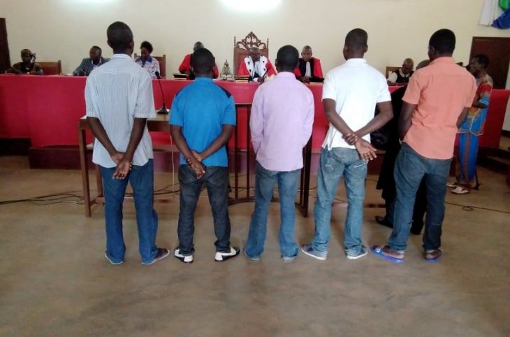 Quels sont les droits d'une personne accusée devant la barre ?