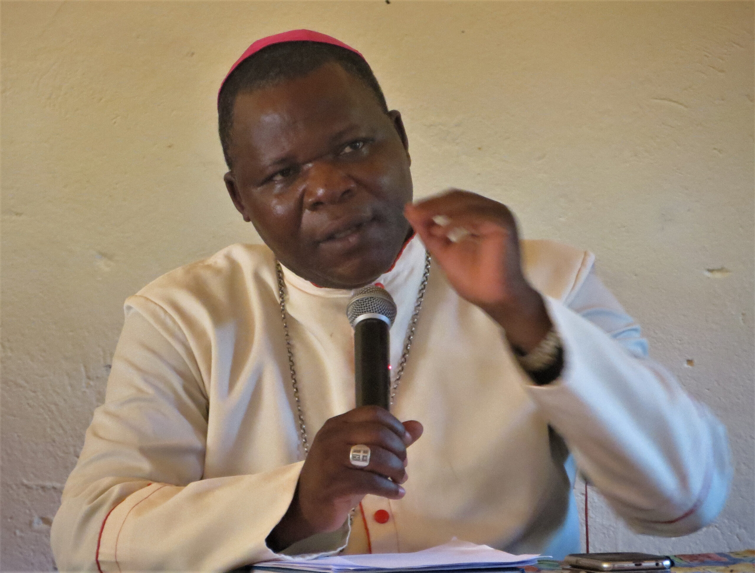 Détournement présumé de 82 milliards de Fcfa : le Cardinal Nzapalaïnga brise le silence et menace de saisir la justice
