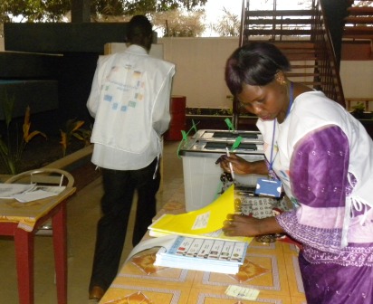 Des commissaires de la CEI menacent de boycotter le 2nd tour