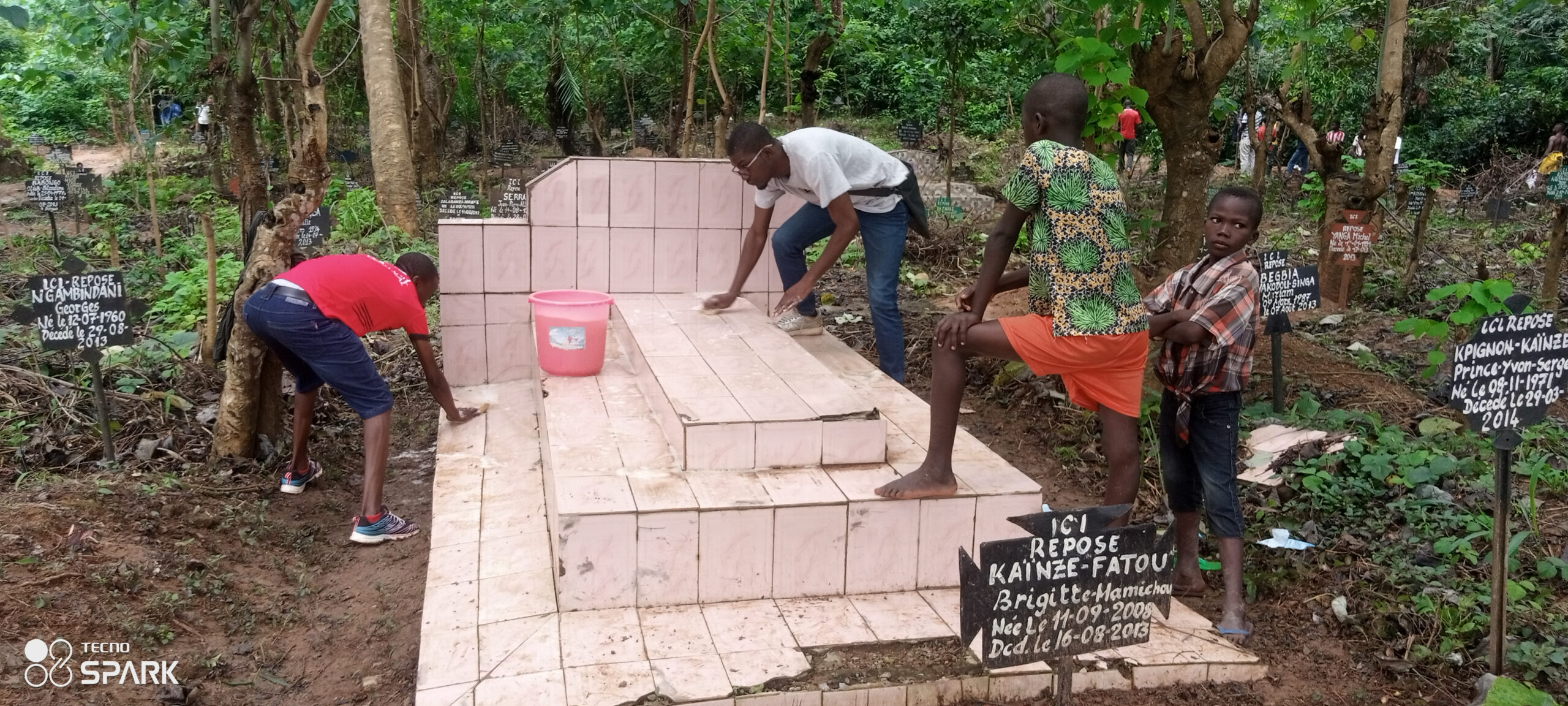 Toussaint : plusieurs familles ont rendu hommage à leurs proches disparus au cimetière de Ndress à Bangui