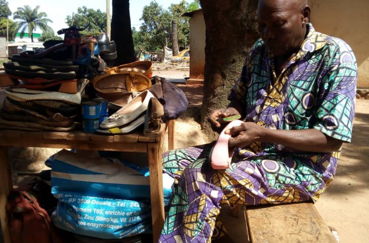 Bangui : à 72 ans, Frédéric Andjiliyo reste le cordonnier le plus apprécié de son quartier