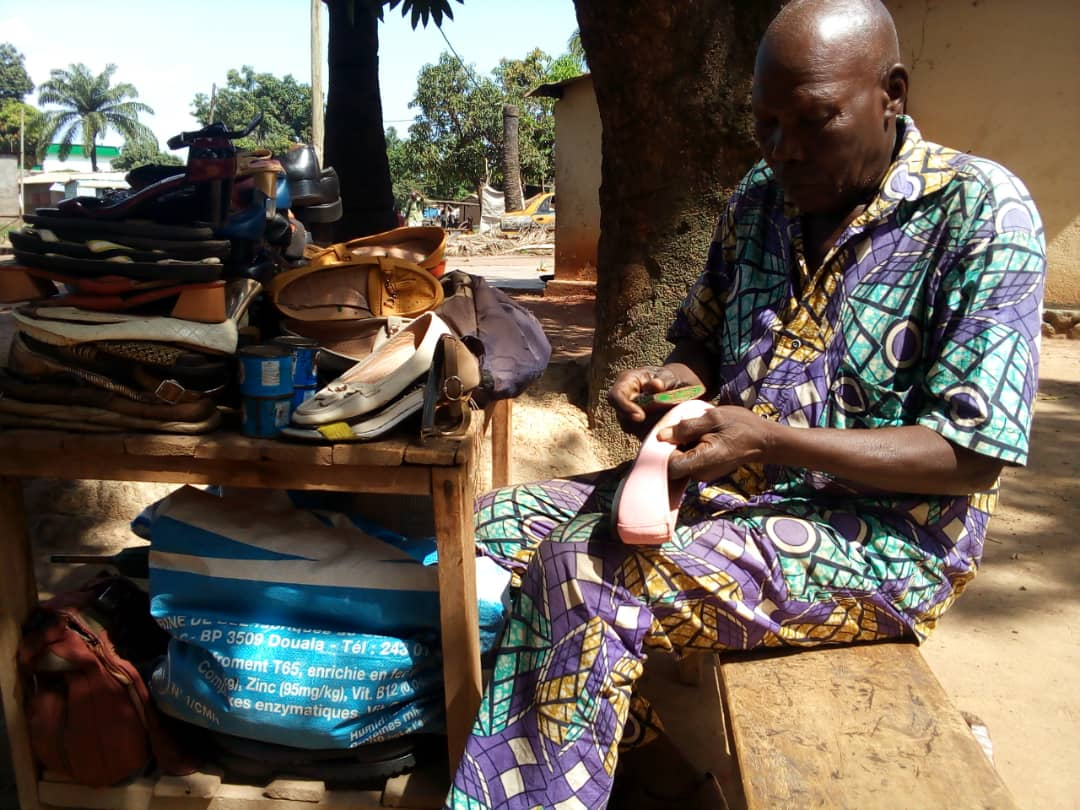 Bangui : à 72 ans, Frédéric Andjiliyo reste le cordonnier le plus apprécié de son quartier