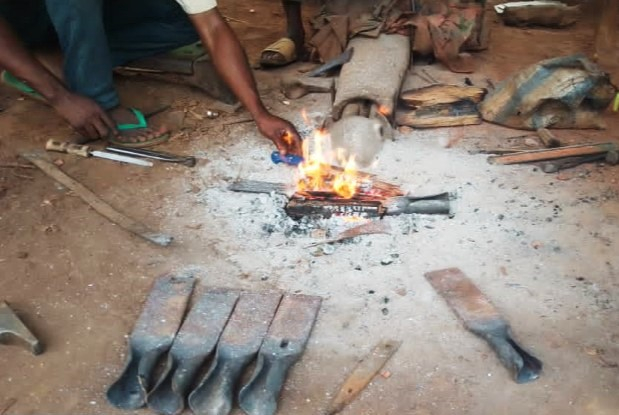 Centrafrique : le métier de forgeron, solution au manque d’emplois de certains jeunes à Mbaïki